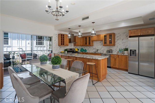 2006 Aviation Way, Redondo Beach CA: https://media.crmls.org/medias/19b5ec36-d0d3-4f43-8ce2-7a35f97536e3.jpg