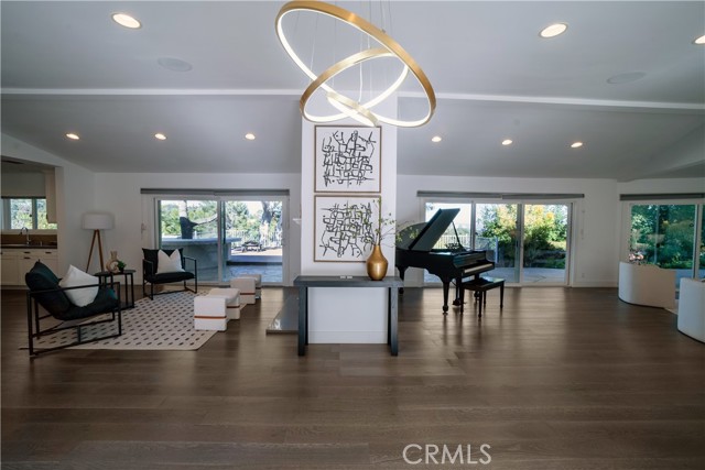 Detail Gallery Image 11 of 33 For 753 Claymont Dr, Los Angeles,  CA 90049 - 3 Beds | 3 Baths