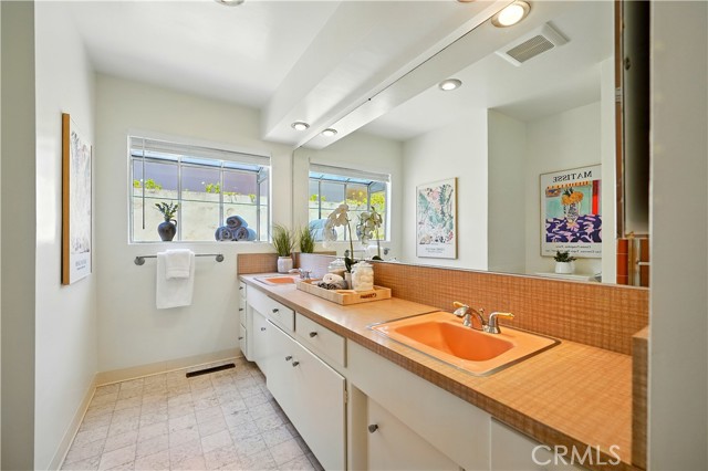 Detail Gallery Image 19 of 31 For 1075 Bryant Rd, Long Beach,  CA 90815 - 3 Beds | 3 Baths