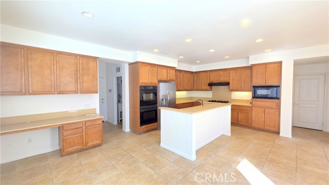 Detail Gallery Image 3 of 31 For 6536 Laurel St, Corona,  CA 92880 - 5 Beds | 3 Baths