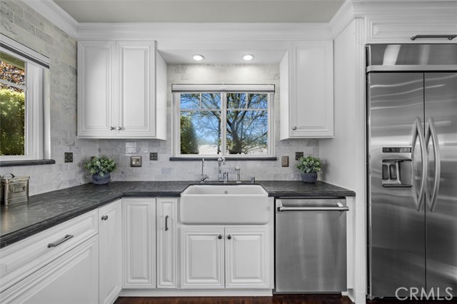 33 Cayuse Lane, Rancho Palos Verdes CA: https://media.crmls.org/medias/19b89cde-b5e3-489a-98e9-d94cd75e1cba.jpg