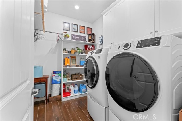 3937 Scarlet Oak Court, San Bernardino CA: https://media.crmls.org/medias/19ba321d-d166-4a6d-baea-961bfd39392b.jpg