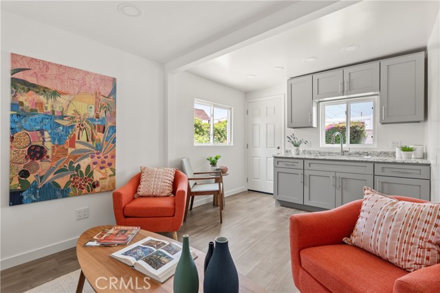 933 N Lincoln Street, Burbank CA: https://media.crmls.org/medias/19ba4a45-dbec-447e-9d9e-7524f1627e39.jpg