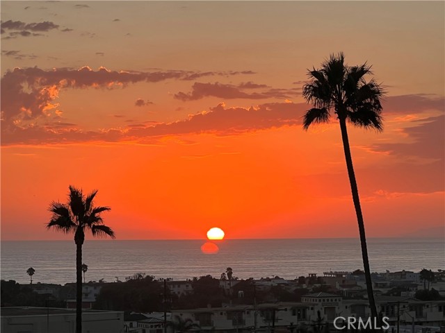 960 1st Street, Hermosa Beach, California 90254, 2 Bedrooms Bedrooms, ,2 BathroomsBathrooms,Residential,Sold,1st,SB22210479