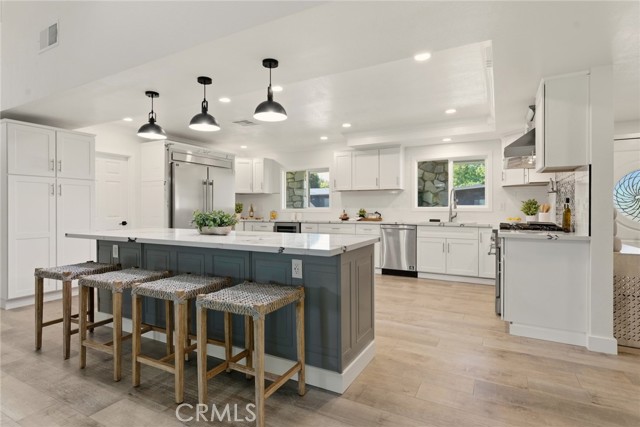 Detail Gallery Image 10 of 45 For 6020 Neddy Ave, Woodland Hills,  CA 91367 - 5 Beds | 3 Baths