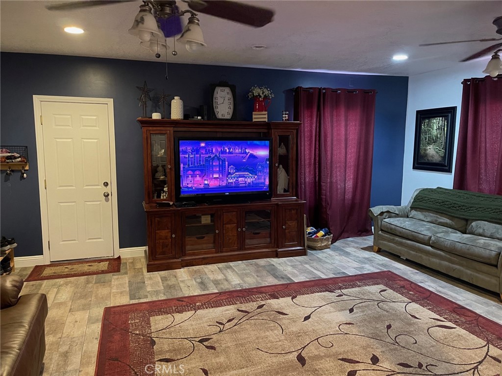 https://media.crmls.org/medias/19bf8327-6bb3-4306-95fb-45c5467e1587.jpg?preset=X-Large