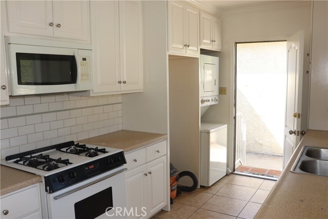 Detail Gallery Image 8 of 18 For 16805 Sherman Way, Lake Balboa,  CA 91406 - – Beds | – Baths