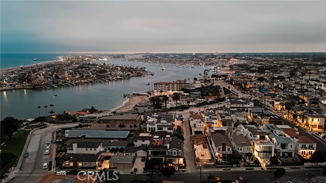 613 Larkspur Avenue, Corona del Mar CA: https://media.crmls.org/medias/19c17768-36c4-44a5-bd32-487b45447abe.jpg