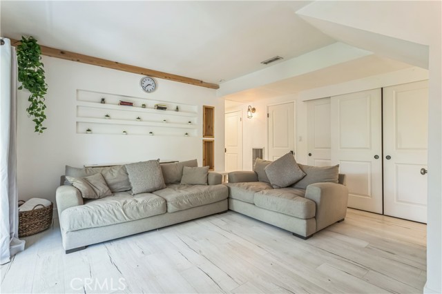 Detail Gallery Image 10 of 15 For 4922 Escobedo Dr, Woodland Hills,  CA 91364 - 5 Beds | 2/1 Baths