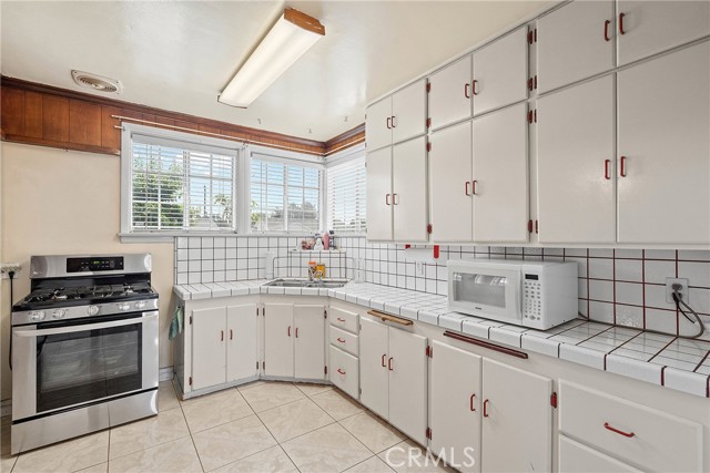 7726 Blanchard Avenue, Fontana CA: https://media.crmls.org/medias/19c21ed6-6328-46d2-986a-609fb18fce65.jpg