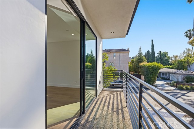 Detail Gallery Image 12 of 19 For 13602 Burbank Bld, Sherman Oaks,  CA 91401 - 4 Beds | 4/1 Baths