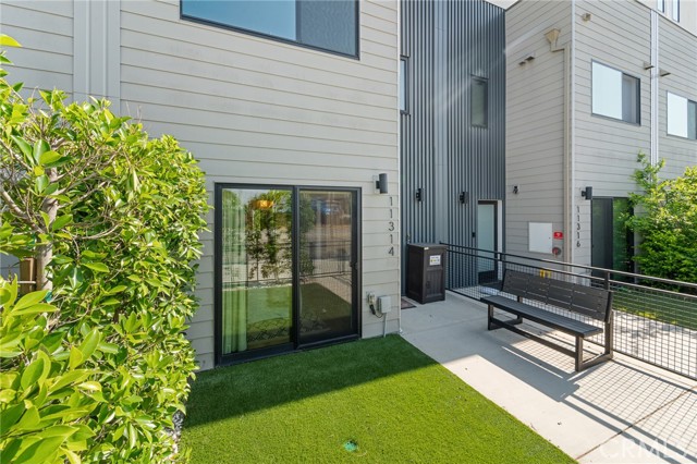 Detail Gallery Image 4 of 27 For 11314 Victory Bld, North Hollywood,  CA 91606 - 3 Beds | 3/1 Baths