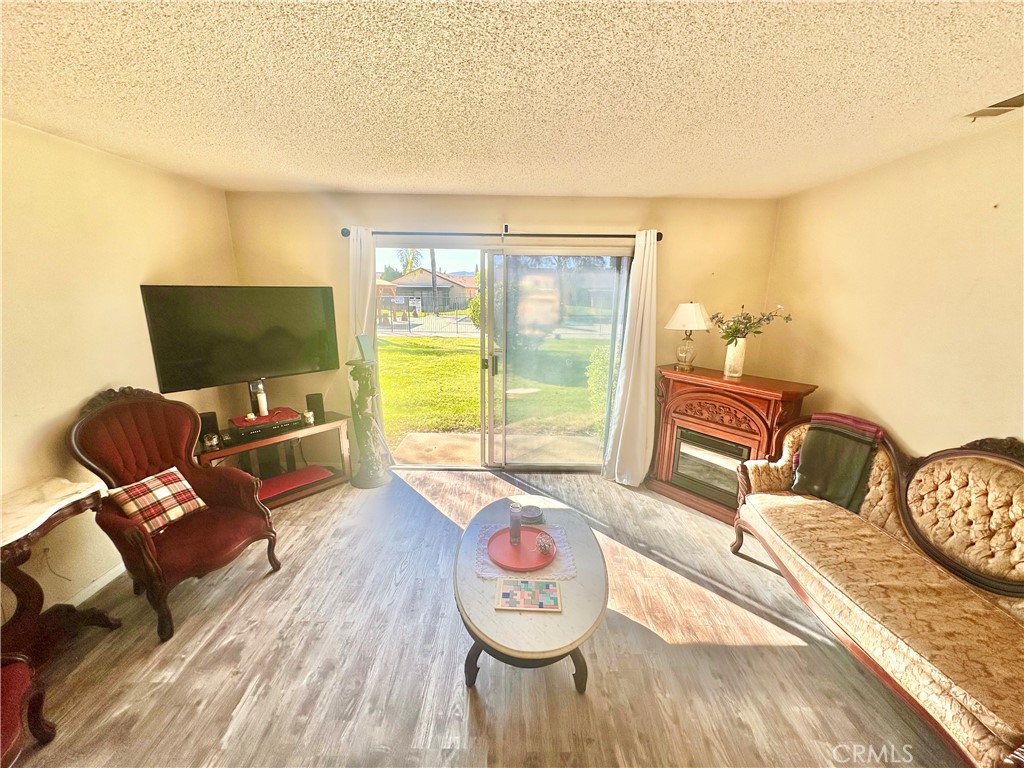 https://media.crmls.org/medias/19c73c6c-bef4-497b-b2cb-51c62362716d.jpg?preset=X-Large