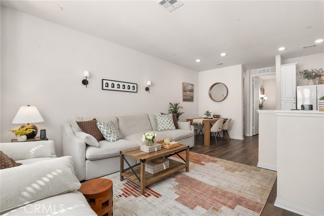 Detail Gallery Image 6 of 28 For 14104 W Birch Ln, Van Nuys,  CA 91405 - 3 Beds | 3 Baths