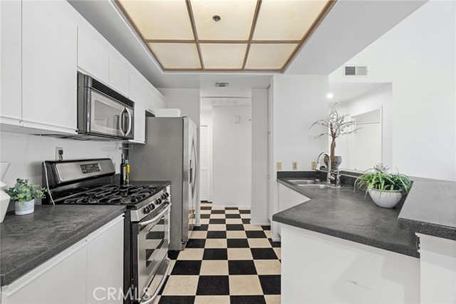 3561 Clarington Avenue, Los Angeles CA: https://media.crmls.org/medias/19c7a4ce-8363-43f4-8e3b-d2e7cfa71256.jpg