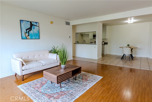 Detail Gallery Image 8 of 22 For 5460 White Oak #K301,  Encino,  CA 91316 - 2 Beds | 2 Baths