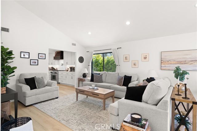 19582 Summer Breeze Lane, Huntington Beach CA: https://media.crmls.org/medias/19cc6d72-b887-41d7-887a-06072bf19d4e.jpg