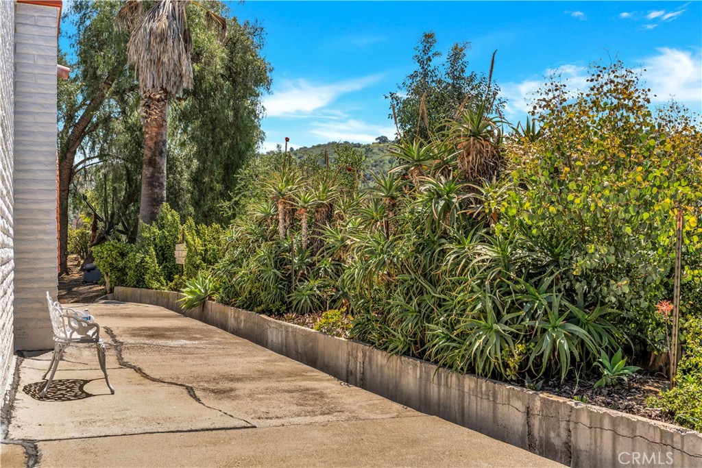 https://media.crmls.org/medias/19ccfd01-d87d-408e-b618-1a8eea4d1d31.jpg?preset=X-Large