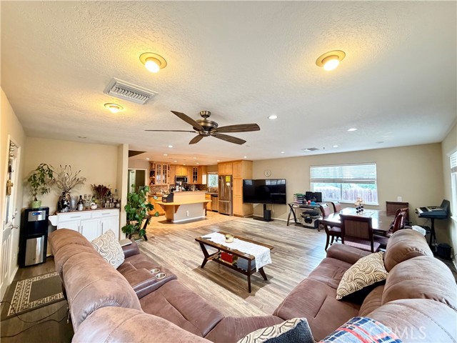 Detail Gallery Image 9 of 37 For 27939 Oakgale, Canyon Country,  CA 91351 - 3 Beds | 2 Baths