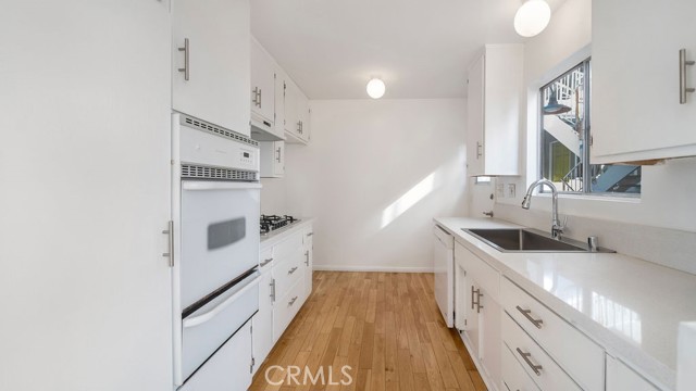 Detail Gallery Image 11 of 29 For 218 15th Street #C,  Manhattan Beach,  CA 90266 - 3 Beds | 2/1 Baths