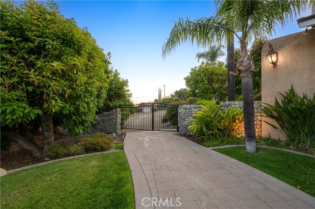2565 Cliff Rd, Upland CA: https://media.crmls.org/medias/19d5abd7-3ee6-47f2-8b0f-052afdc39be2.jpg