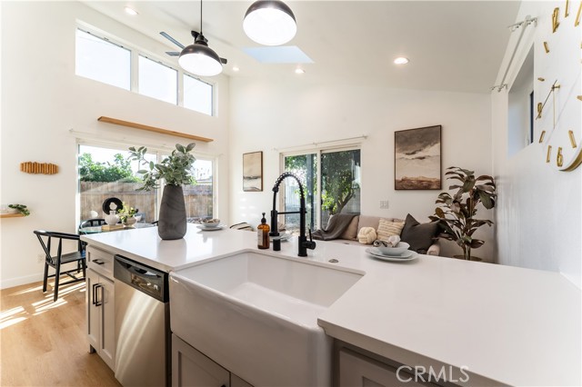 Detail Gallery Image 8 of 33 For 16122 San Fernando Mission Bld, Granada Hills,  CA 91344 - 5 Beds | 5 Baths