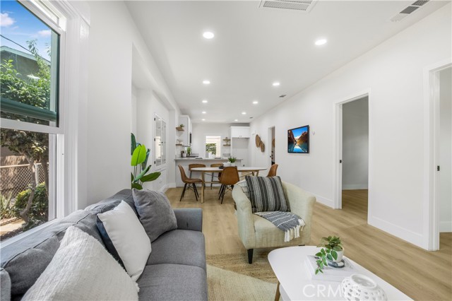 1270 W 19th Street, Long Beach CA: https://media.crmls.org/medias/19d8f7a8-3919-4cb5-9461-cf5801b9206f.jpg