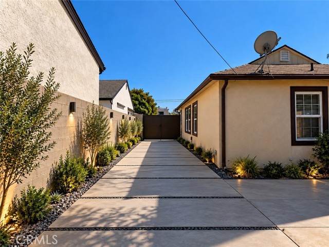 8139 Jellico Avenue photo 24