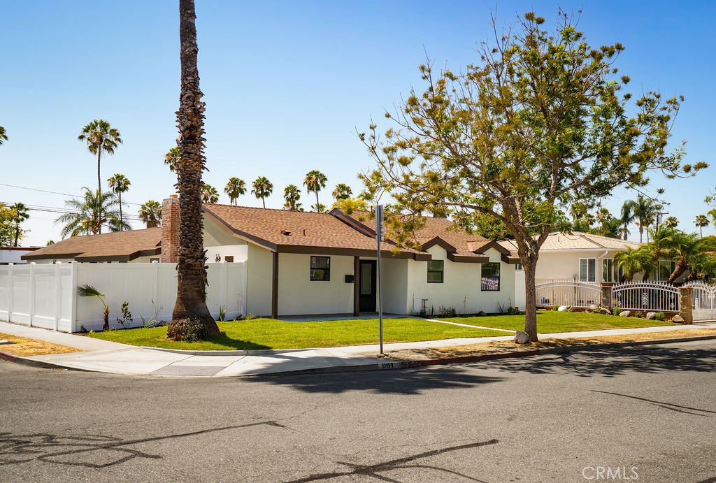https://media.crmls.org/medias/19dd6ff5-ae1f-4a4c-904a-9c3c875cbfa7.jpg?preset=X-Large
