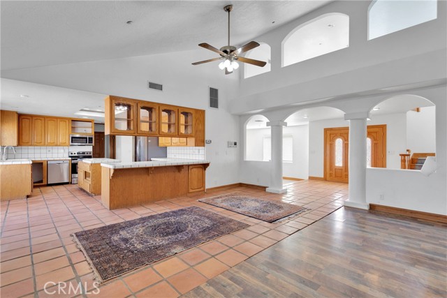 8381 White Road, Phelan CA: https://media.crmls.org/medias/19e080e7-43e9-40cd-83f0-98d67171caed.jpg