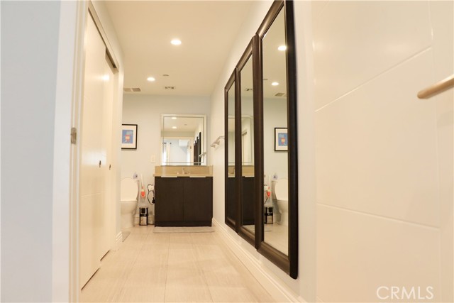 Detail Gallery Image 2 of 13 For 2939 Leeward Ave #420,  Los Angeles,  CA 90005 - 2 Beds | 2 Baths