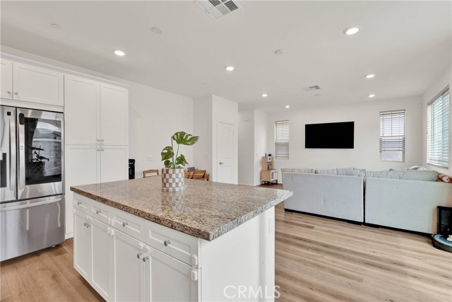 16718 Wyndham Lane, Fontana CA: https://media.crmls.org/medias/19e2f7ac-74a4-4a80-8f33-defaa9d7380e.jpg