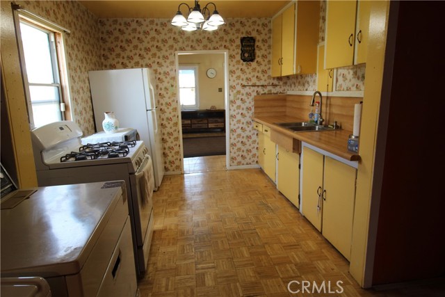 20512 Berendo Avenue, Torrance CA: https://media.crmls.org/medias/19e83604-9413-4dc0-8db0-e21a4b1f252a.jpg