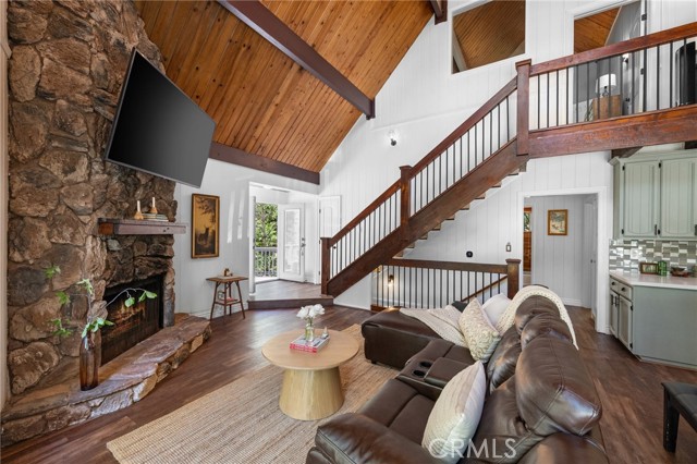 Detail Gallery Image 4 of 29 For 635 Grass Valley Dr, Lake Arrowhead,  CA 92352 - 3 Beds | 2 Baths