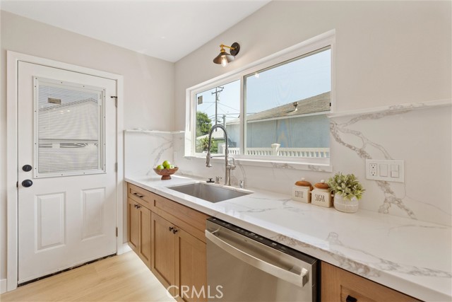 213 N Flower Street, Orange CA: https://media.crmls.org/medias/19ee0751-492b-4341-a230-973bf2a1faac.jpg