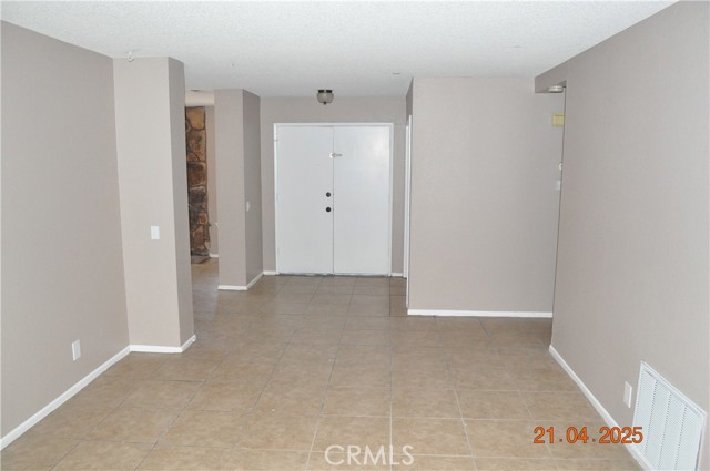 15063 Dakota Street, Victorville CA: https://media.crmls.org/medias/19ef8f25-6a70-49c2-ab24-260641f8a1a6.jpg