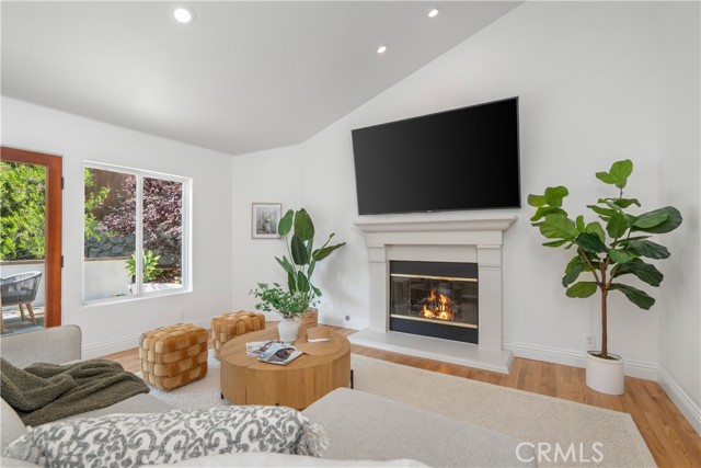 1247 Journeys End Drive, La Canada Flintridge CA: https://media.crmls.org/medias/19f364a6-6253-49fb-a21f-e8657e8334ea.jpg