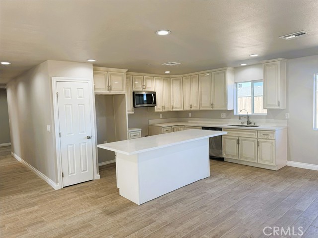 Detail Gallery Image 5 of 14 For 8401 Eucalyptus Ave, California City,  CA 93505 - 4 Beds | 2 Baths