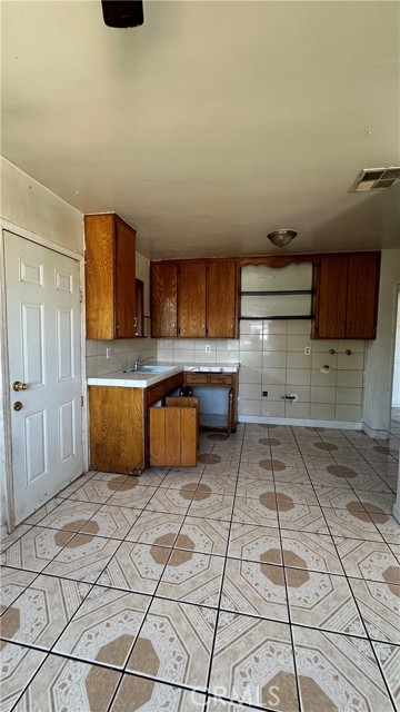 Detail Gallery Image 11 of 11 For 1474 W 9th St, San Bernardino,  CA 92411 - 3 Beds | 1 Baths