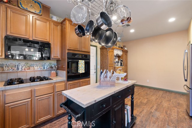 Detail Gallery Image 9 of 30 For 10705 Topiary Dr, Bakersfield,  CA 93306 - 3 Beds | 2 Baths