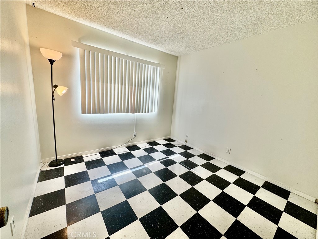 https://media.crmls.org/medias/19f7c6f6-8e9e-48d7-9f07-34ef964f1130.jpg?preset=X-Large