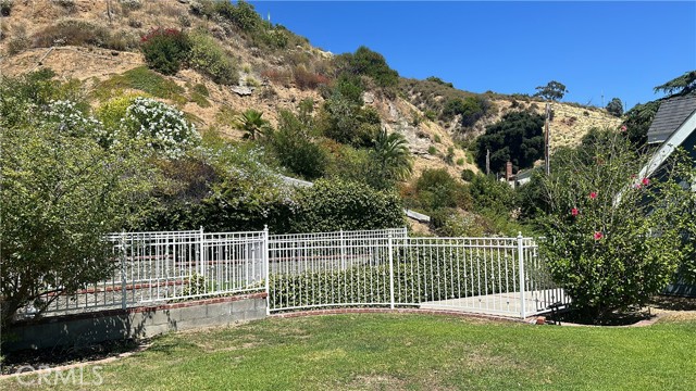 Detail Gallery Image 2 of 13 For 1125 Churchs Ct, Burbank,  CA 91501 - 3 Beds | 3 Baths
