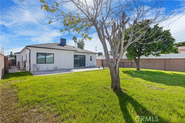 Detail Gallery Image 4 of 32 For 11031 Lull St, Sun Valley,  CA 91352 - 2 Beds | 1/1 Baths