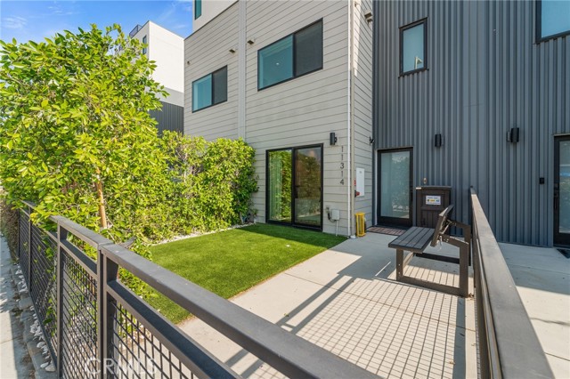 Detail Gallery Image 3 of 27 For 11314 Victory Bld, North Hollywood,  CA 91606 - 3 Beds | 3/1 Baths