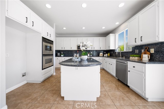 12337 Columbia Lane, Eastvale CA: https://media.crmls.org/medias/19fa97d7-d2e8-413b-b6d5-33d6092f3984.jpg