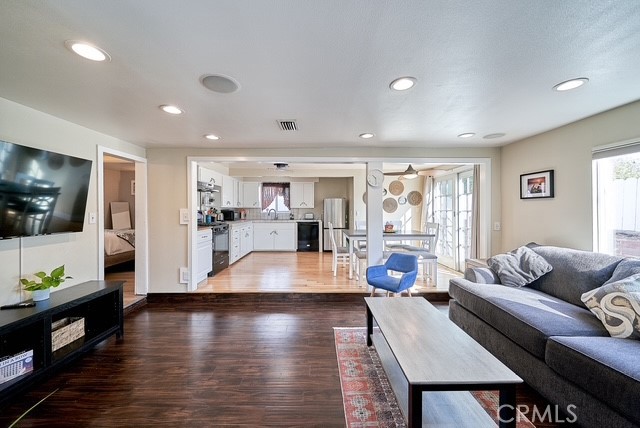 4117 E Theresa Street, Long Beach CA: https://media.crmls.org/medias/19fe6665-ee51-4f36-951c-4922d0323faf.jpg