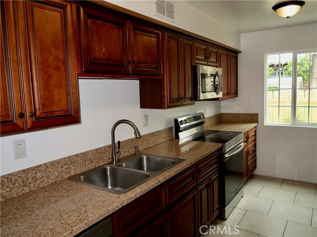 Detail Gallery Image 21 of 37 For 8055 Canby Ave #5,  Reseda,  CA 91335 - 3 Beds | 2/1 Baths