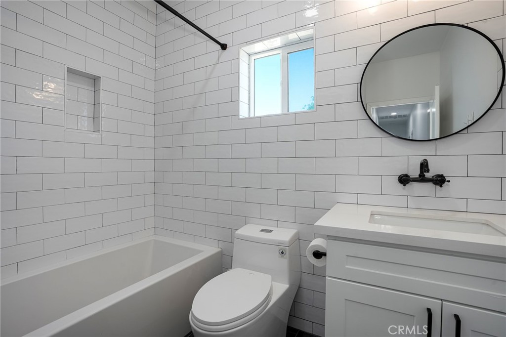 https://media.crmls.org/medias/1a000a0b-3c8a-4fc8-a660-79281ffd5418.jpg?preset=X-Large