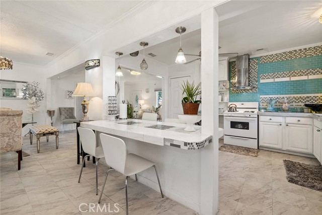 17600 Runnymede Street, Lake Balboa CA: https://media.crmls.org/medias/1a01d0d8-b1ca-4362-926e-8a2f99711be4.jpg