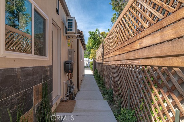 Detail Gallery Image 4 of 50 For 18748 Collins St, Tarzana,  CA 91356 - 4 Beds | 3 Baths